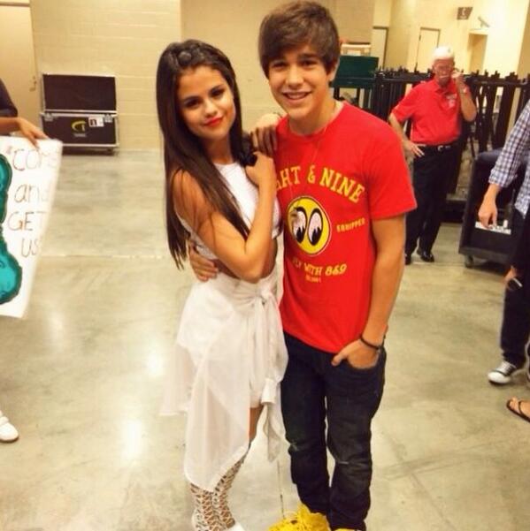 SelenatorUnite's tweet photo. Selena Gomez and Austin Mahone #SelenaForMMVA http://t.co/Q2Oeu5ZqVC