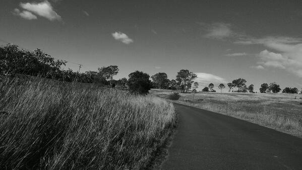 chlobecks's tweet photo. I grew up in a place where there was endless paddocks to explore and a sky that reached the mountains. http://t.co/OGPBxuPl42