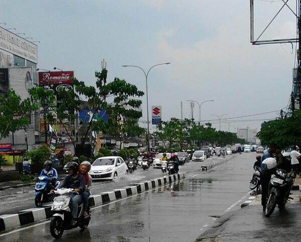 riangga0401's tweet photo. @Metro_TV pemerintah kota depok belum bisa mengatasi banjir yg ada di jl.raya margonda, liatlah:foto banjir http://t.co/D6KYKQg36H
