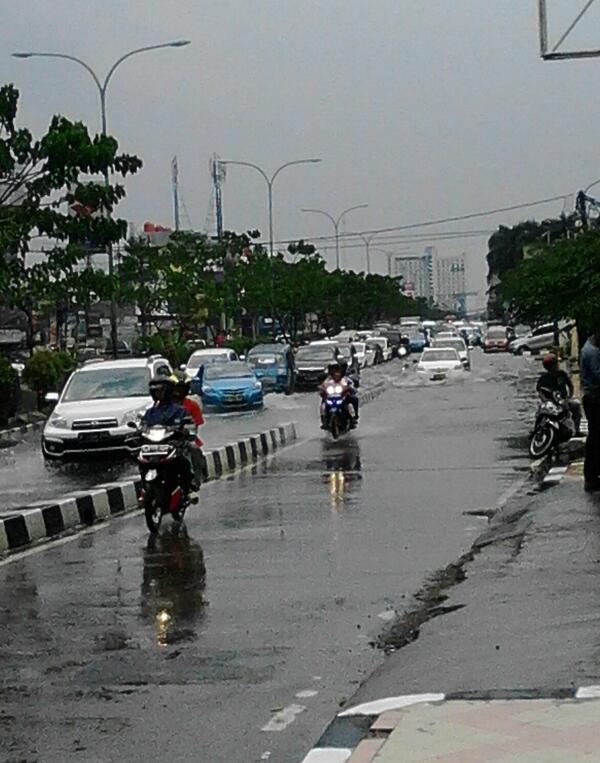 riangga0401's tweet photo. @RadioElshinta banjir sebetis di jln raya margonda, harap pemerintah kota depok membenahinua lebih phesific lagi!!! http://t.co/6hOZOdhxf0