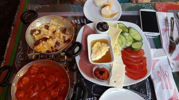 kbra5656's tweet photo. Kahvaltı nin saati olmasss:)) (@ Çakmak Kahvaltı Salonu w/ 57 others) http://t.co/eLu4UIUoQR http://t.co/KSlZvRl6KI