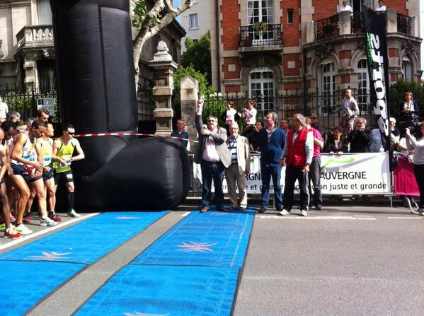 rene_souchon's tweet photo. Départ du 10km #couriraclermont avec @olivierbianchi1 l'#Auvergne terre de #performances #sport http://t.co/foW72GpgBy