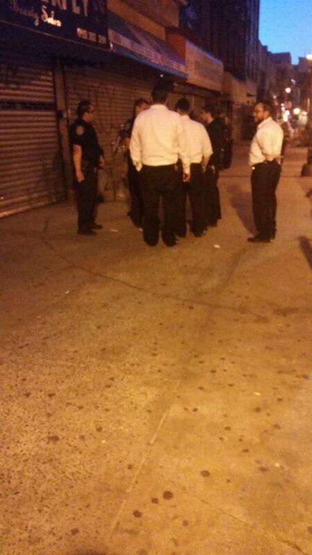 ShomrimDispatch's tweet photo. Shomrim &amp; PD arrested tonight 6 perps in 3 separate graffiti incidents. Great and outstanding job. http://t.co/gnUCO9FGn7