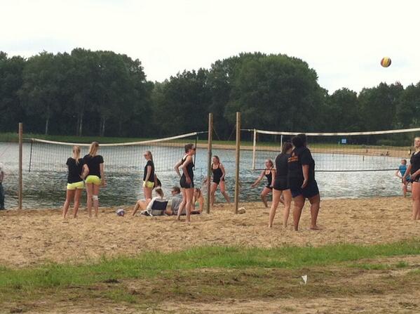 aringband's tweet photo. De eerste wedstrijden weer gespeeld. Lekker weer en leuke sfeer. http://t.co/3wm89bjMuC