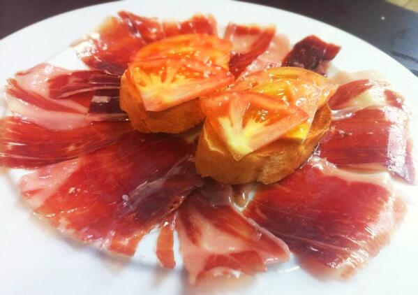 Postigo_10's tweet photo. Que mejor forma de disfrutar del domingo que con un buen plato de jamón ibérico. ¡Productos de nuestra tierra! http://t.co/5EjLo8xJ3i