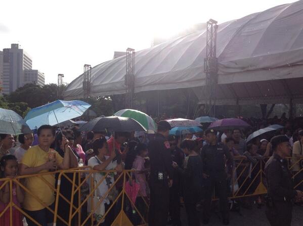 Bussarin_Belle's tweet photo. 17.19น.ฝนตกที่สวนลุม งานคืนความสุขสู่ปชช. | ปชช.ยังเดินทางร่วมกิจกรรมจำนวนมาก บางส่วนเตรียมร่มมาพร้อม @js100radio http://t.co/VgNCZy4afy