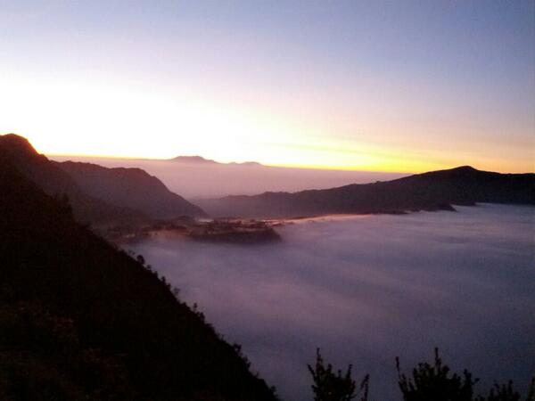 TravellerKaskus's tweet photo. Selamat Pagi!
Menikmati #NegeriSejutaSunrise dari @nov3namg http://t.co/N0IRcqpEc5