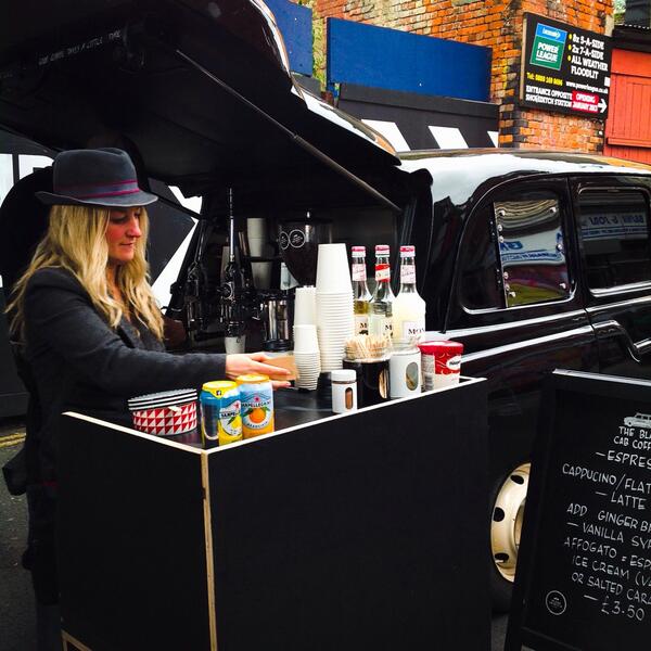 ¡Qué grandes! 
Una cafetería en el maletero de un coche :)
#BrickLaneMarket #MyLondon