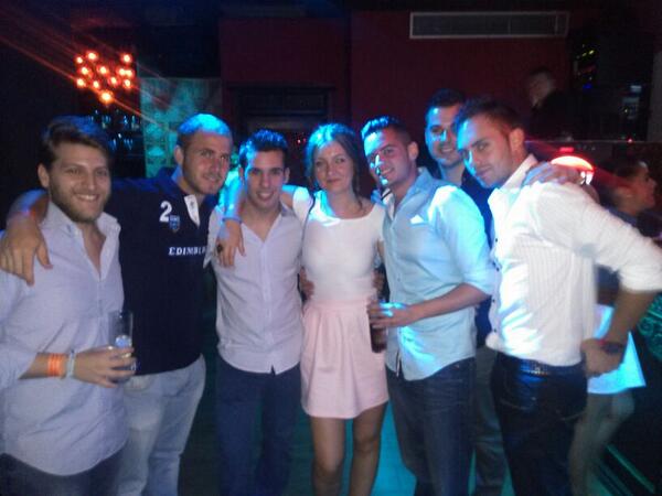 BeRtUs_91's tweet photo. Fiesta personal El Corte Ingles en la Posada de Babylonia http://t.co/fU22swl7Qc