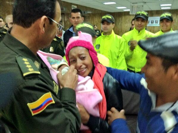 mindefensa's tweet photo. "Entregamos a Yamila a su mamá sana y salva": @GeneralPalomino http://t.co/C2Lhm2Ixz8 @PoliciaColombia