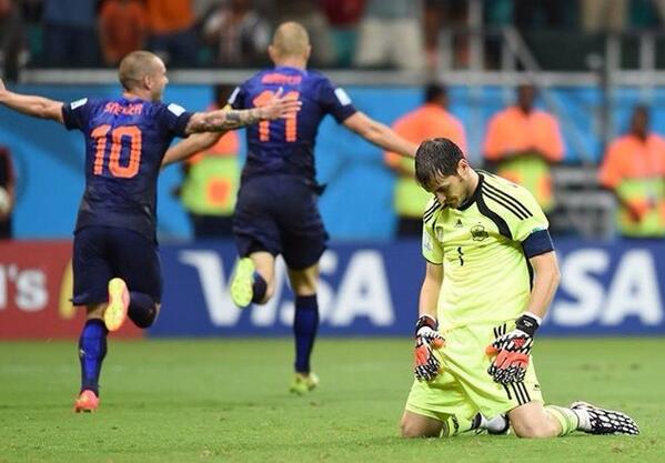 cantfoundname's tweet photo. Photo of the year. #HollandVsSpain #NED #FifaWorldCup #WorldCup http://t.co/Gajn1xeiRp