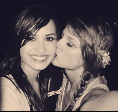 NickDeTaylor's tweet photo. Mira que foto tan cuki tengo @nickdedemz http://t.co/Y8eEPJFnW0