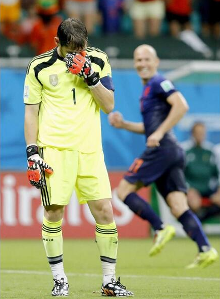 ¿Crees que Iker Casillas debe seguir siendo el portero titular de la selección española?

RT: Si
FAV: No