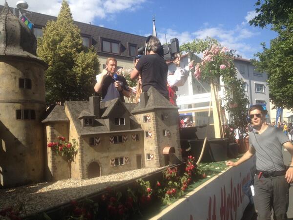 hr_hessentag's tweet photo. Die Dornröschenstadt Hofgeismar gibt unserem Reporter gerade ein kurzes Interview #hrht http://t.co/Mdf4Yb5b62