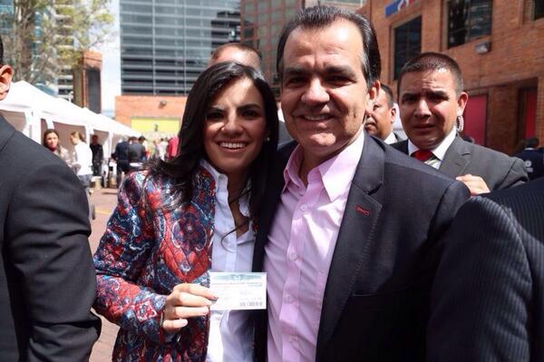 Oscar Ivan Zuluaga V Twitter Junto A Mi Hija Juliana Votando Por Un Nuevo Tiempo Para Colombia Yavoteporzuluaga Http T Co Ygsrlvidq2