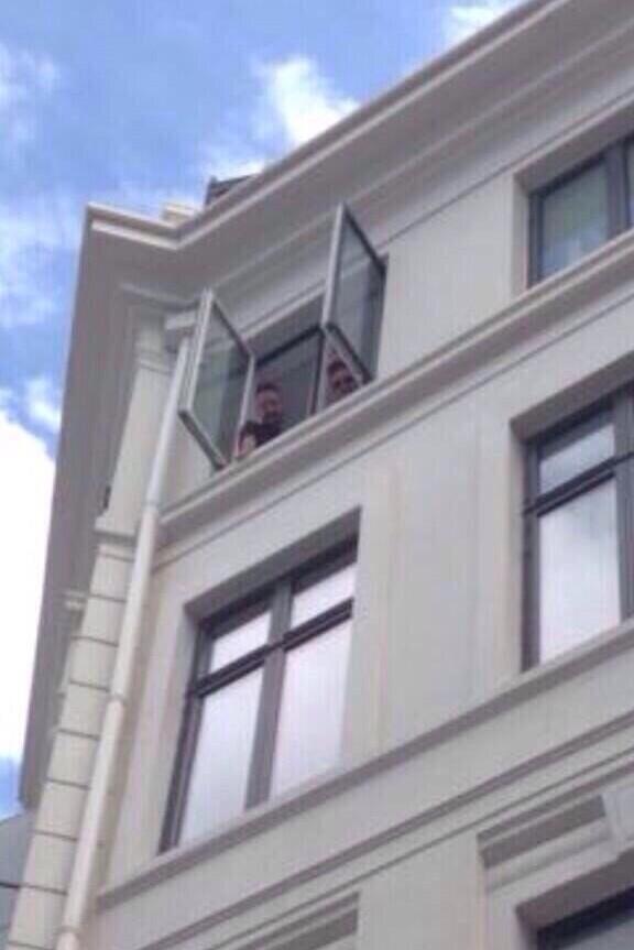 1DWWInfo's tweet image. #New | Liam waving at fans outside of the hotel in Copenhagen today!  (via @rikkekeriksen &amp;amp; @1DUpdatesNOW) -C