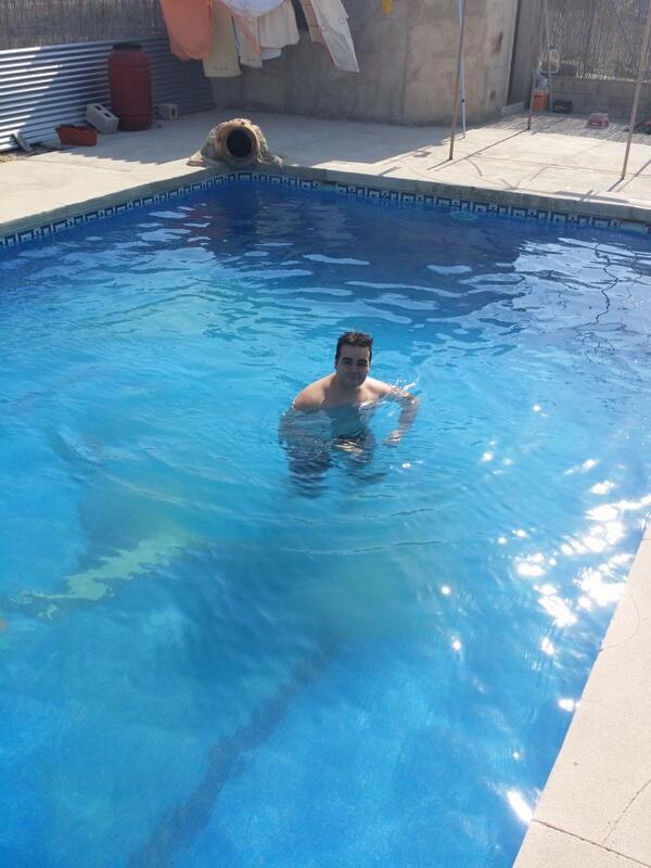 antonio051189's tweet photo. Estrenando piscina 2014 con @krtcho @sorojf @m_c_soro @_10tere http://t.co/A4WKSULVHm