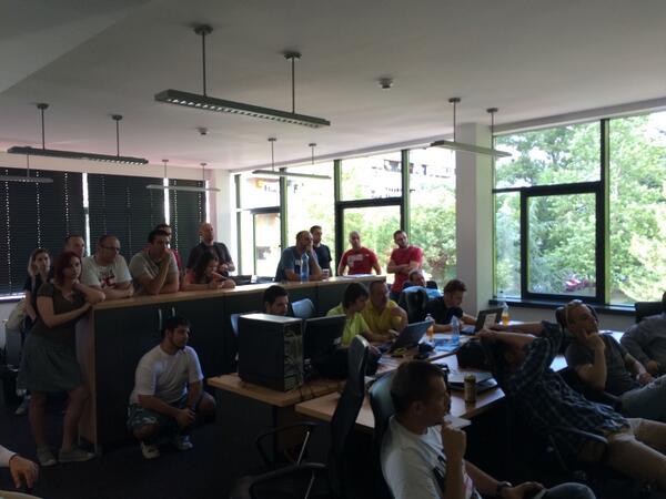FloodHack's tweet photo. Posle 24h rada. Pocinju prezentacije sa punom sala ljudi #FloodHack #balkanfloods #Poplave2014 http://t.co/Bx3hgjS3sN