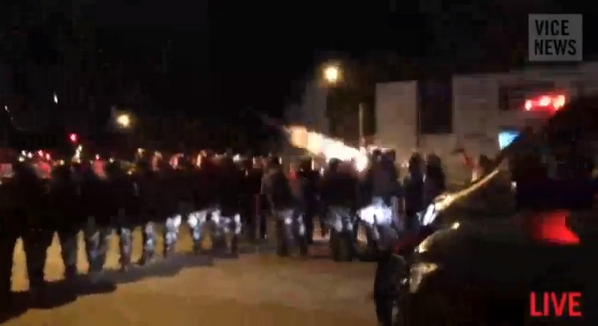 Dubzeroseven's tweet photo. “@NathanBGrant: Police firing on protesters in Rio, live via @timcast and @vicenews here; https://t.co/Wkh1bIvdDC http://t.co/WJ3Xi06GCr”
