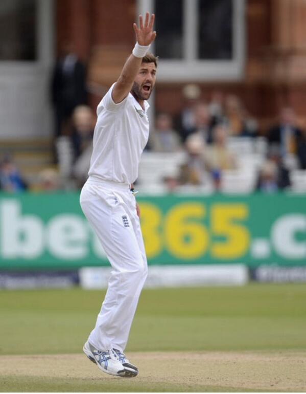 Liam Plunkett appeals to the umpire for LBW against Mathews, and gets it.