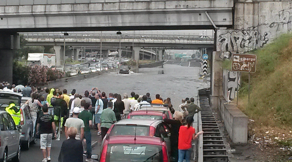 fattoquotidiano's tweet photo. #Roma, #nubifragio sulla città. Centinaia di automobilisti bloccati sul Gra
Guarda le foto: http://t.co/7v0Mxb7V8x http://t.co/sj0uMQQjqC