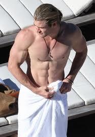 GalanesHot's tweet photo. Chris Hemsworth sin camisa es un papá muy antojable... http://t.co/DcfhjtqRfK
