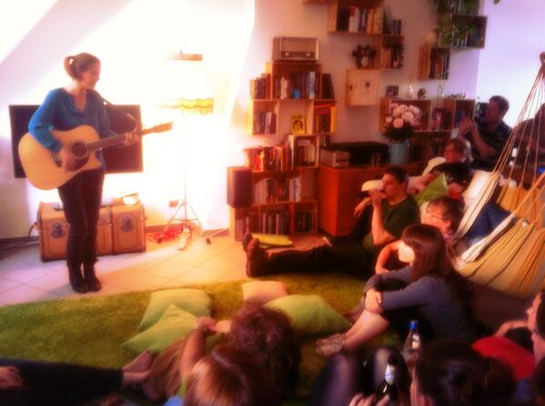 Wohnzimmerkonzert in Mainz von Fee und Domi.bade mit <a href="/SebGehrlein/">Sebastian G</a> <a href="/Ninsto/">Nina Stein</a> <a href="/FrauKrause/">FrauKrause</a>