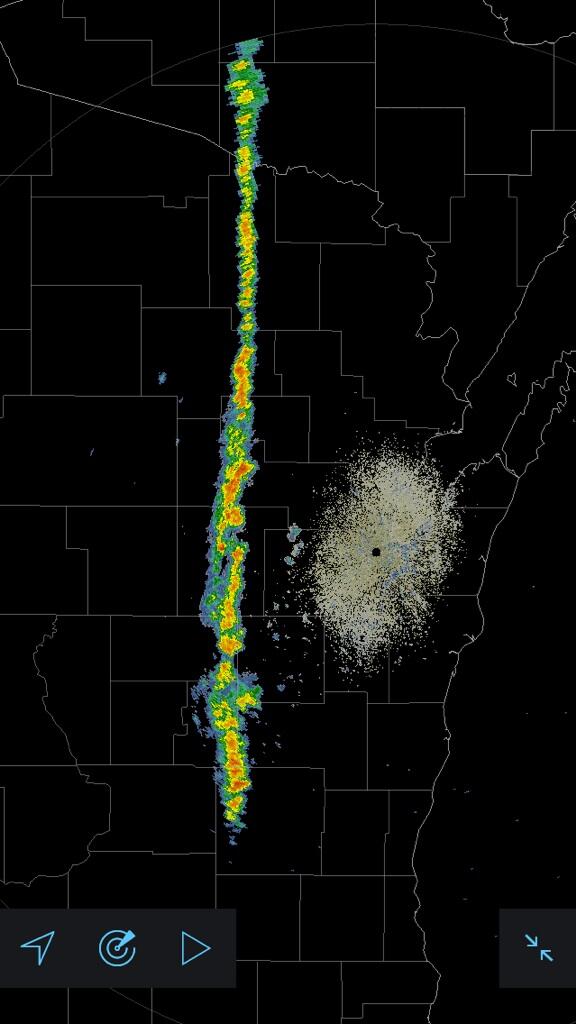 JeffLast's tweet photo. I don't think I've ever seen a straighter line of rain on radar. #wiwx http://t.co/CFQikAhif1