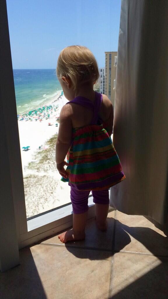 x0x0madi's tweet photo. Bc resting with her arms on the window is too much work http://t.co/81IbGXxTdV