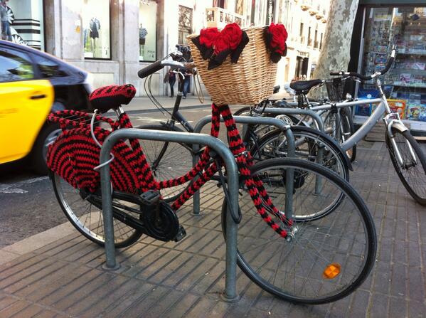 mcarnicero05's tweet photo. @Bcnsingular Rambla Canaletes! Bicicleta amb vestit de ganxet! http://t.co/Zz8fLL9g2R
