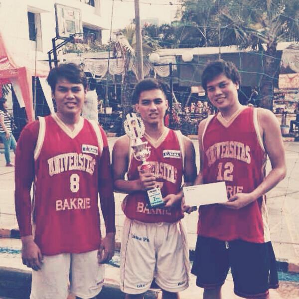 Juara 1, 3on3 antar universitas. Thanks to <a href="/BASKET_TSM/">BASKET_TSM</a> , congrats <a href="/e12ich/">erich julian kasenda</a> <a href="/rickykartika/">ricky kartika</a> <a href="/HavizhGunawan/">Havizh Gunawan</a> cc: <a href="/UBcampus/">Universitas Bakrie</a>