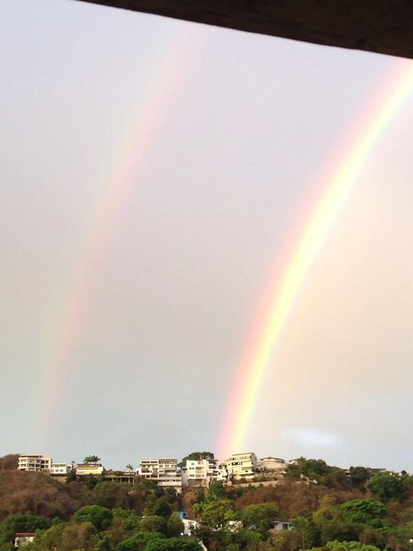 MTorrelles's tweet photo. Dos bellos arcoiris desde caracas http://t.co/oG1TkNuKAZ