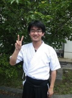 しまね民報れいわ遊軍組 A Twitter 勤務する島根大学医学部附属病院内施設に放火して逮捕 された研修医の佐藤司容疑者は 松江北高校 香川大学医学部卒業で 平成25年医師免許取得 香川大では医学部弓道部に所属 顔写真は香川大学医学部弓道部hpより 同hpは