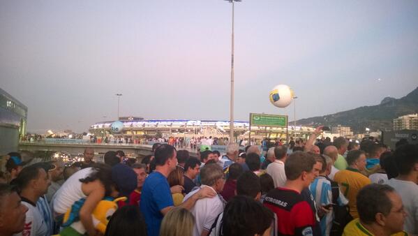 Stuðningsmenn Argentínu ráða ríkjum hér.. Hér á leiðinni úr lestastöðinni á Maracana á argentina-bosnia #hmruv #hm365