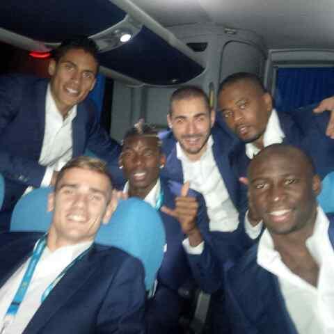 Benzema's tweet photo. Dans le bus avec la team après cette belle victoire ;-)
@equipedefrance #FRAHON #CM2014 http://t.co/KmzKkSoDvb