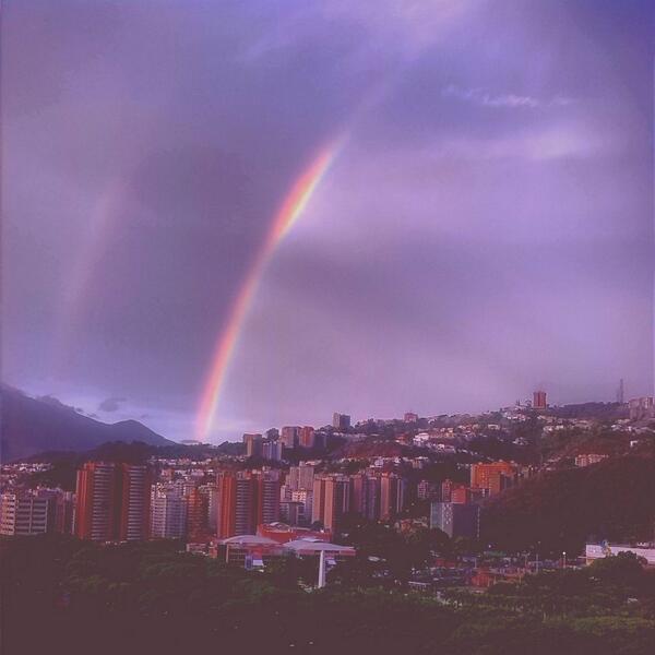 DH_Padron's tweet photo. @traffiCARACAS Doble arcoiris en Caracas después de una corta lluvia fuerte, y un sol creciente. http://t.co/DjvzGlZxnd