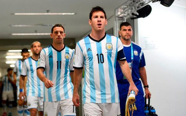 Messinesia's tweet photo. Messi berjalan menuju lapangan sebelum pertandingan. http://t.co/JjJ2l9U16f