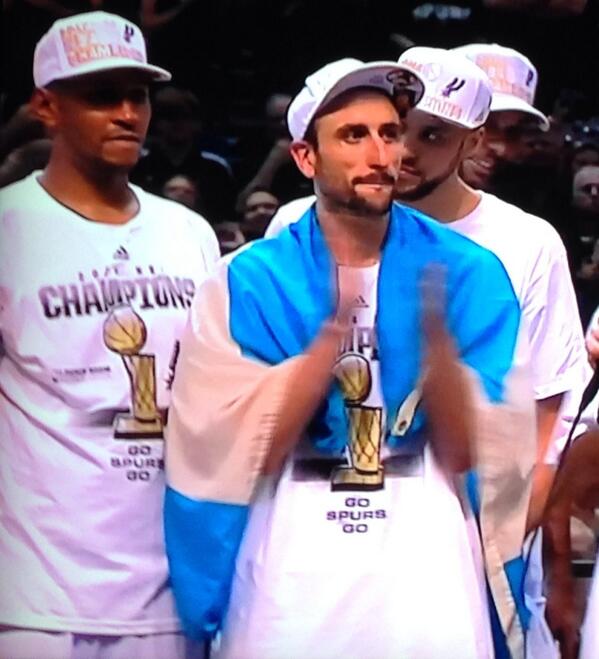#NBAFinals Manu festeja con la bandera argentina en sus hombros