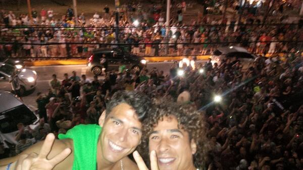 HectorMorenoh's tweet photo. Increíble!! Muchas gracias a todos!! #MexicoLindoyQuerido  @yosoy8a #VivaMexico :D..  @miseleccionmx http://t.co/0dbcuZw8HZ