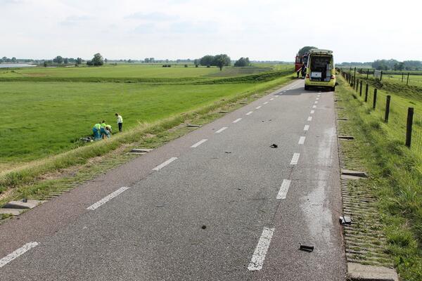 Vrijdag is een motorrijder hard ten val gekomen op de Lekdijk.