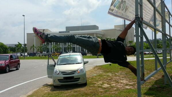 amirulikhsan's tweet photo. Sempena tamat pengajian sebagai seorang pelajar ijazah di UTeM #exUTeM http://t.co/DdwLcoKDs5