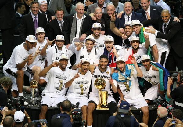 MovistarNBA's tweet photo. ¡SAN ANTONIO SPURS, CAMPEONES! 5º anillo en la historia de la franquicia. Ver RESUMEN: http://t.co/niJh9EnraC http://t.co/DwcoZyFXL8