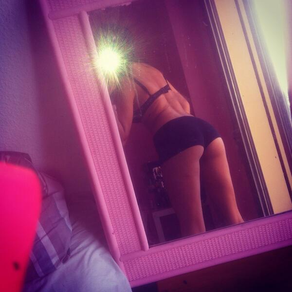 LunaBee27's tweet photo. #mondaybumday @ZOO x http://t.co/tafDketnUw