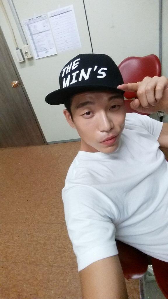 2AMCHANGMIN's tweet photo. 더민스... 스냅백 나왔음 ~+_+ ㅋㅋㅋㅋㅋㅋ http://t.co/qPnHCIWrim