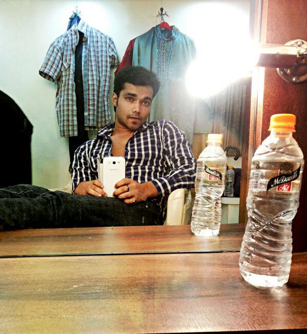 hr_rastogi's tweet photo. Its a wrap for the 4th day shooting.. now looking forward to 5th!! http://t.co/4bggDgKlwV