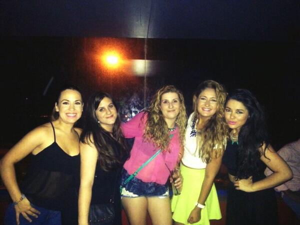 MariaPeque7's tweet photo. Quiénes son esas muchachas bonitas? @IsabelaRo20 @viryi89 @anaroca_90 @Maritza_PA25 http://t.co/vSUKq85PPT