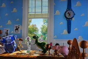 ピクサー映画の隠れキャラ トイストーリー アンディーの部屋の壁にかけてある時計にミッキーが描かれている T Co Qk24v2bhhs Twitter