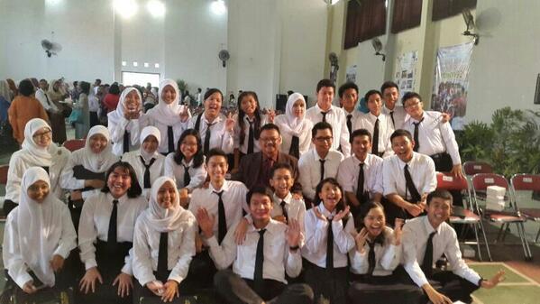 AGENSA91's tweet photo. Wisudaaa:"3 (3) http://t.co/dlvh0dEyQQ