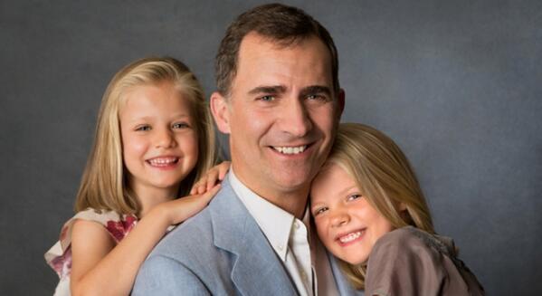 A3Noticias's tweet photo. Casa Real publica dos fotos inéditas del príncipe Felipe junto a sus hijas http://t.co/W6Iy99mMeg http://t.co/tcBhHyaaU3