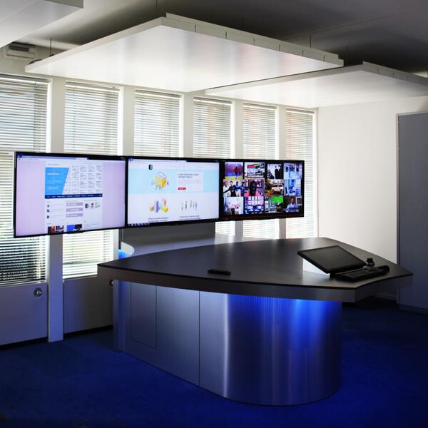 Blauwhoed's tweet image. Hij is gearriveerd, onze nieuwe #ConcurrentEngineering tafel! Samen met klanten aan tafel visualiseren en ontwerpen: